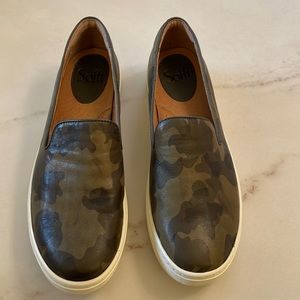 Sofft Camo Slide-On Slippers: Size 7.5